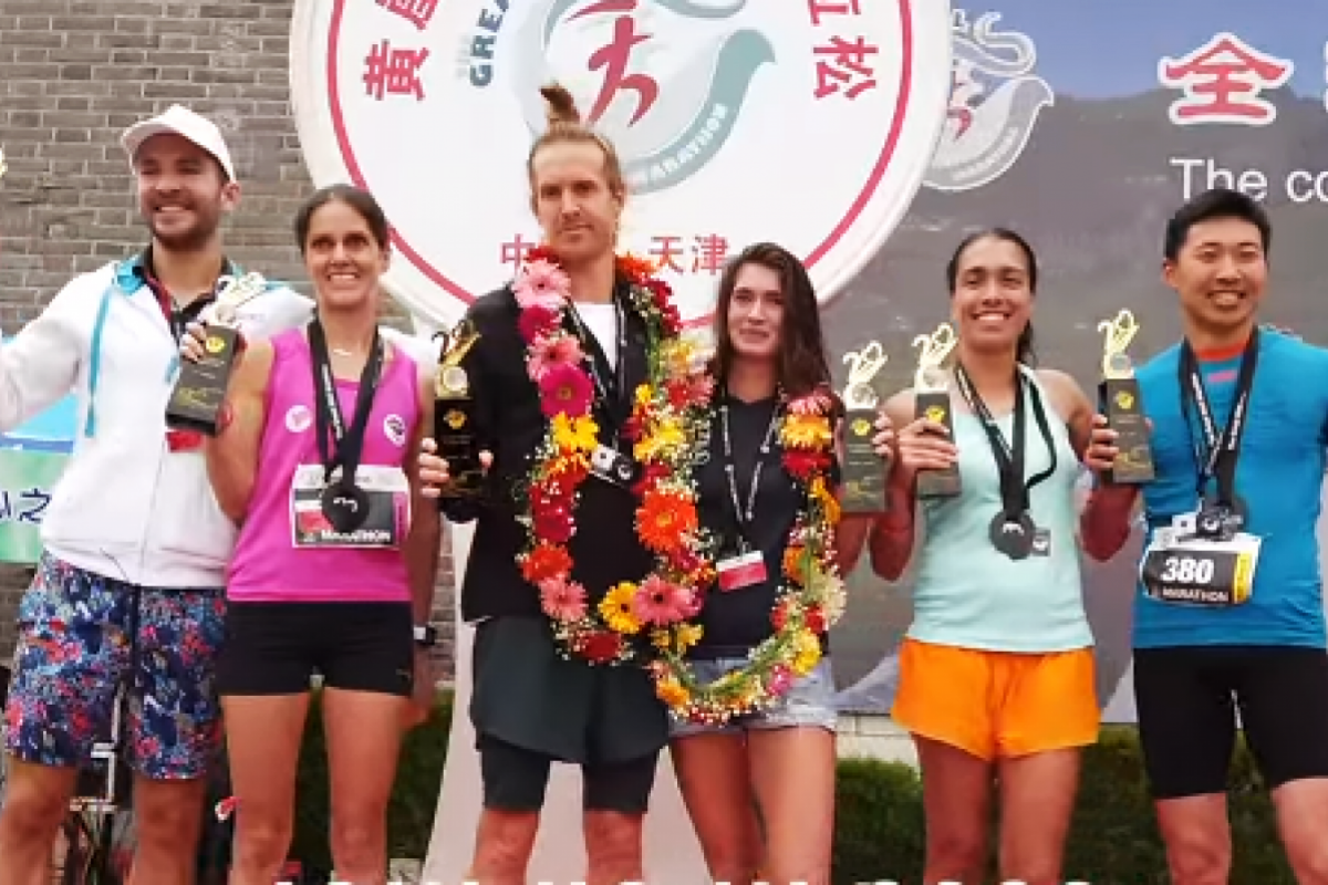 Bệnh nhân ung thư não chiến thắng Great Wall Marathon, giải chạy ‘khó nhằn’ nhất thế giới